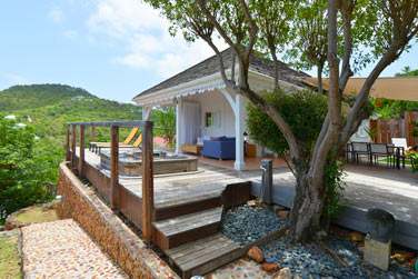 Vue extrieure de La Case avec bain  remous