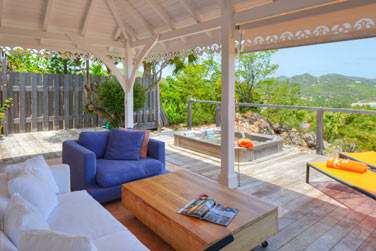 La spacieuse terrasse de la Case, avec bain  remous