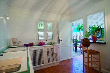 La cuisine quipe ouverte sur la terrasse de La Case