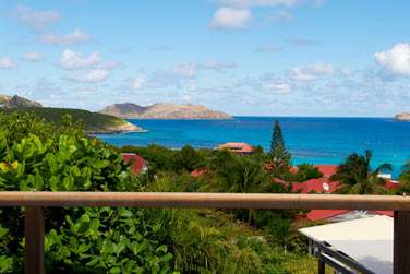 L'htel est situ sur les hauteurs de la baie et offre une trs belle vue sur la mer