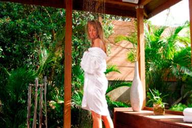 Douche extrieure de la Suite avec bain  remous