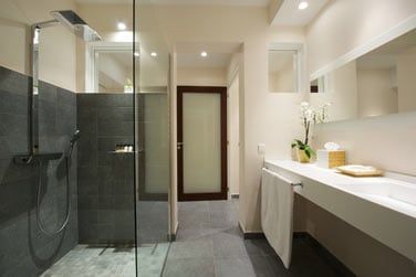 La salle de bain moderne et pure de la Suite Suprieure