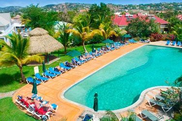 La piscine amnage de transats