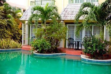 Chambre vue piscine avec patio (RDC)