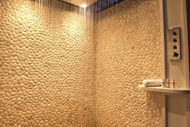 Avec sa douche spacieuse