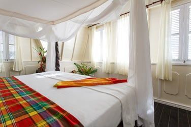 Le sublime lit  baldaquin de la deluxe 1 chambre