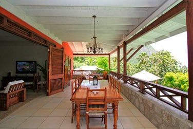 Et vous restaurer avec vue sur les pitons et la mer des Carabes