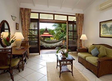 Le petit balcon de la chambre suprieure surplombe la piscine de l'htel