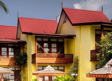 Les chambres sont dissmines dans des petits btiments autour de la piscine