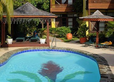 Prenez le temps de vous prlasser au bord de la piscine