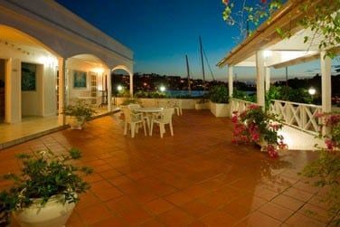 L'auberge Seraphine surplombe la trs belle Vielle Bay.