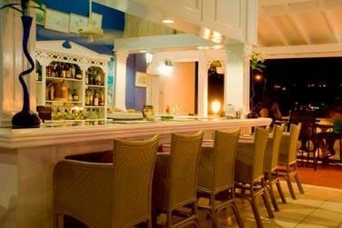 Lors de vos soires, vous apprciez la douceur des lieux en sirotant un bon cocktail au bar