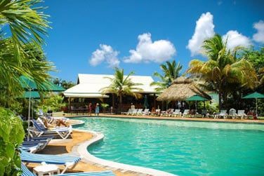 Cet htel au charme crole est idalement situ  proximit d'une belle plage de sable blanc