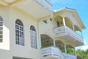 Situ  Micoud, l'tablissement comprend un restaurant et une piscine