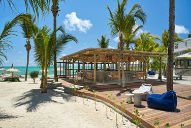 Le bar Seabreeze offre une magnifique vue sur le lagon, parfait pour siroter un cocktail au coucher du soleil !