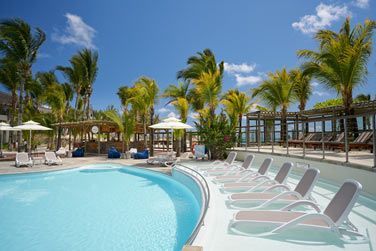Installez-vous sur un transat et profitez du soleil mauricien !