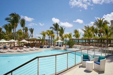 L'espace dtente autour de la belle piscine extrieure