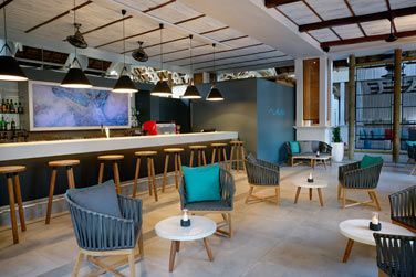 Dgustez un dlicieux cocktail au Wave Bar