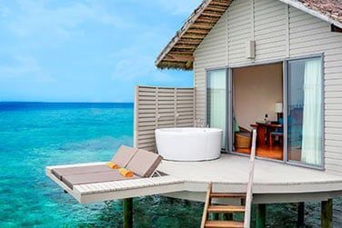 Profitez d'un bain  remous privatif sur la terrasse de votre villa deluxe sur pilotis!