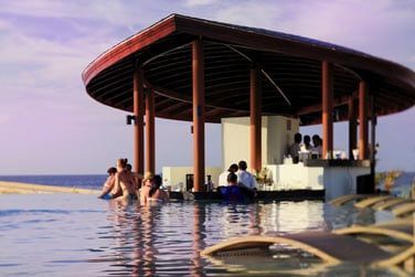 Ou une boisson tropicale au Waves Pool Bar, au frais dans la piscine?