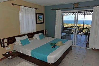 La chambre Catovert donnant sur une terrasse offrant une trs belle vue sur la mer