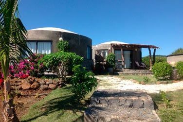 Vue extrieure sur les chambres rondes Zenitude ressemblant  des yourtes !