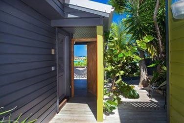 Accdez  votre lodge en traversant la vgtation luxuriante !