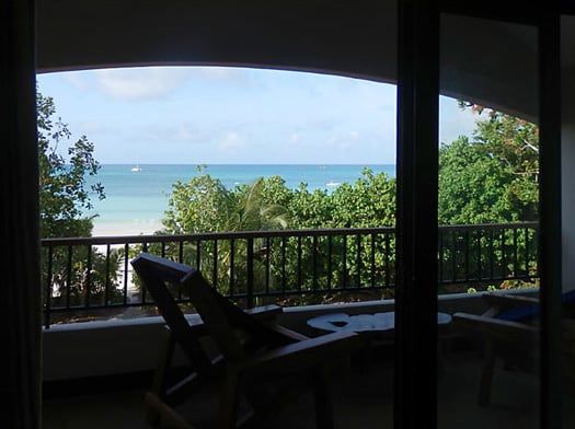 Depuis votre balcon, une vue imprenable sur les eaux turquoises de la Cte D'Or