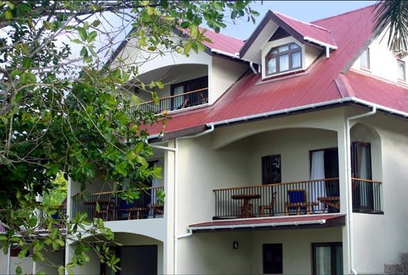 Ce petit tablissement vous accueille  quelques pas de Anse Volbert, l'une des plus belles plages de l'le