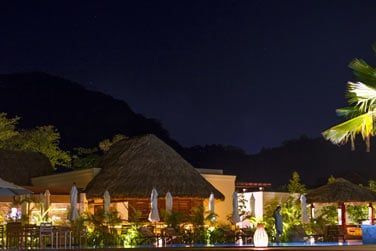 Le bar Ripples au bord de la piscine