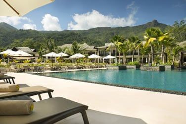 Une vaste piscine pour vos moments de dtente