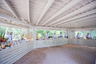 En sjournant sur l'le, vous bnficiez de la formule All Inclusive avec restaurant buffet et un choix de boissons slectionnes