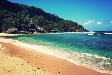 Situe  45 min de bateau de Mah