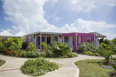 Le gte dispose de 6 bungalows aux couleurs caribennes