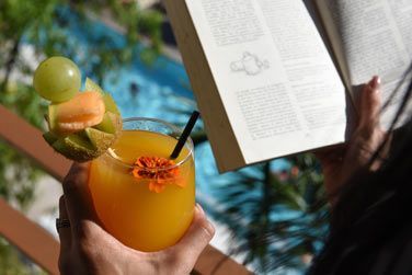 Dgustez l'un des dlicieux cocktail au bar