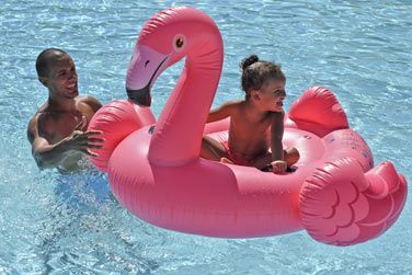 L'htel dispose d'une belle piscine de 25 m de long entoure d'un deck en bois avec transats et solarium