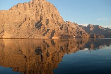 Une rgion nature ou les montagnes abruptes rencontrent les eaux turquoises du dtroit d'Ormuz