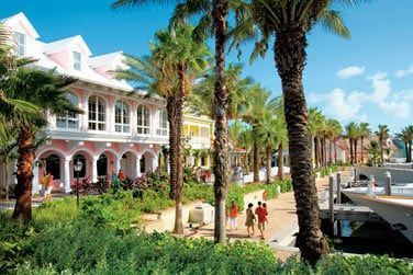 Voici la marina avec ses nombreux restaurants