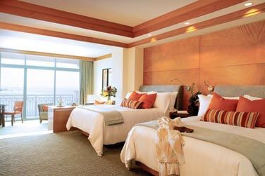 L'htel dispose de 600 suites contemporaines offrant une superbe vue mer