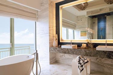 Avec douche et baignoire