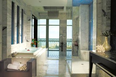 La salle de bain de la Suite Penthouse