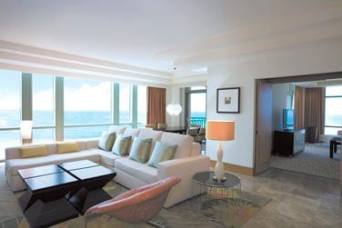 La suite est trs lumineuse grce  ses grandes baies vitres