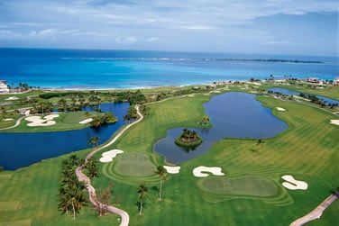 Le golf de 18 trous en bord de mer