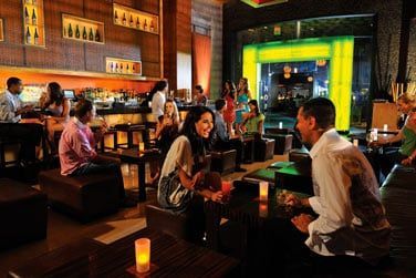 Les adultes se dtendront dans l'un des nombreux bars de l'htel