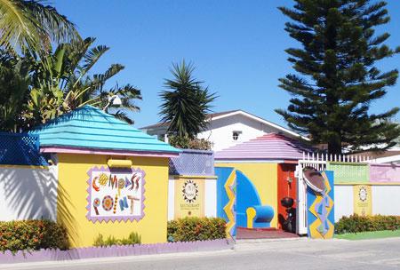 Cette petite structure trs colore est une invitation au dpaysement