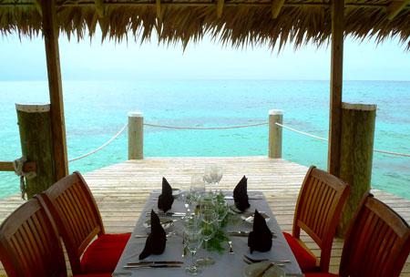 Vous pourrez vous restaurer en intrieur ou  l'extrieur, vue mer