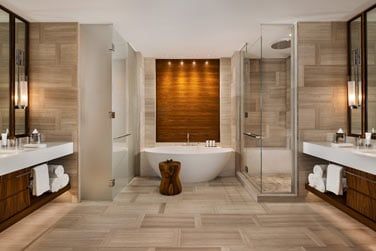 La salle de bain spacieuse et raffine