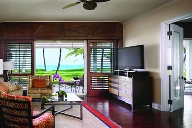 La Suite Luxe front de mer et son coin salon conue dans un dcor insulaire lgant