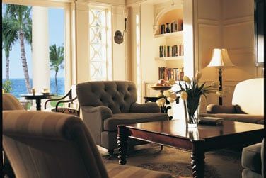 Bienvenue au Library pour une ptisserie ou un cocktail dans une atmosphre cosy prs de la rception