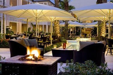 Le restaurant Courtyard Terrace ouvert pour le dner... Un cadre trs lgant